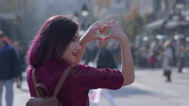 kadın kalp şekli eller tarafından gösterilen