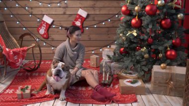 Genç kadın sevişme Buldog xmas gecesi