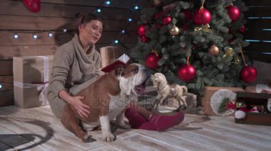 Onun bulldog için xmas okuma bir Asyalı kız