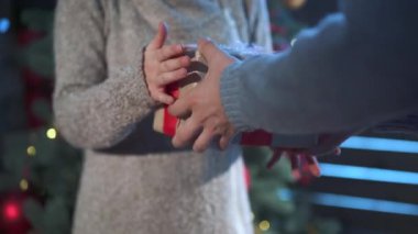 Adam kız arkadaşına bir hediye sunmak