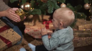 Anne çocuğunu bir hediye sunmak