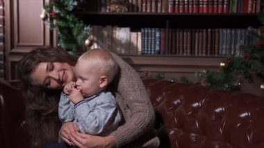 Genç anne çocuğunu xams Kütüphanesi'nde ile