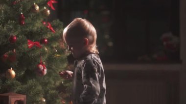 Bir çocuk bir Noel ağacı süsleme