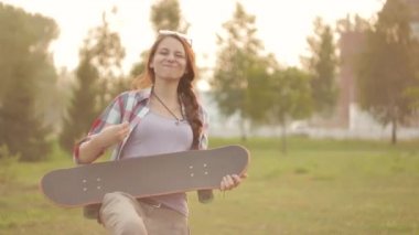 poz gülümseyen genç güzel kadın