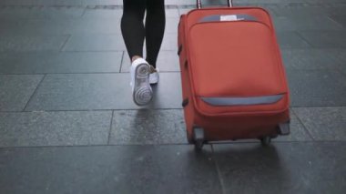 çanta ile sokakta yürürken ayakları