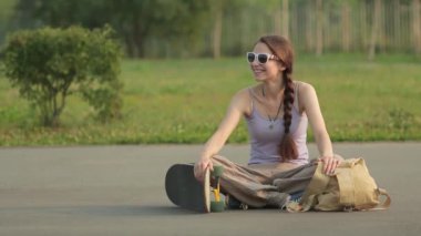 kaykay ile poz gülümseyen genç kız