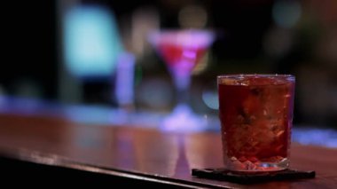 Bir kokteyl ve viski barmen hazırlar
