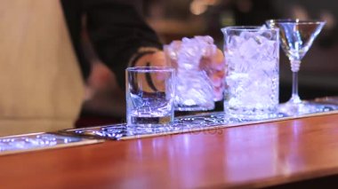 Barmen karıştırma alkollü kokteyl bar