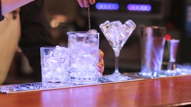 Barmen karıştırma alkollü kokteyl