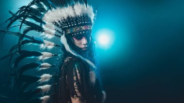 Kızılderili kadın üzerinde mavi arka plan izole