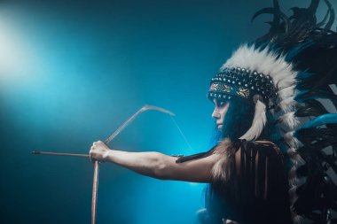 Kızılderili kadın bir yay çekim