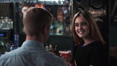 barda bir adamla içme kadın