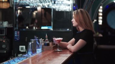 adam barda bir kadın almak istiyor