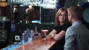 Bardaki bir kadınla flört adam