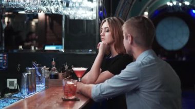 barda bir kadın almak çalışan adam