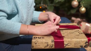 genç kadın kağıdınız xmas hediyesi