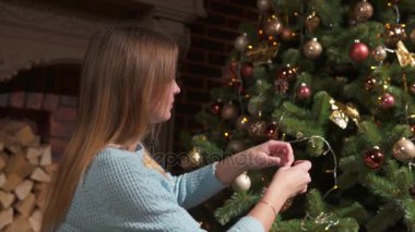 genç kadın bir ağacı süsleme