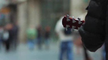 Sokağın gitar çalmak eller mans