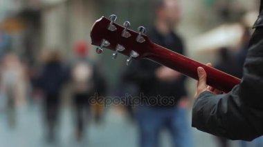 Sokağın elektro gitar çalmak eller mans