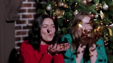 İki kız arkadaşım Xmas konfeti evde üfleme