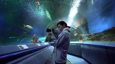 Mercan balık fotoğraflarını oceanarium içinde kadın