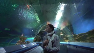 Asyalı kadın turist oceanarium