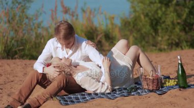 Yaz aylarında bir piknik aşık Çift