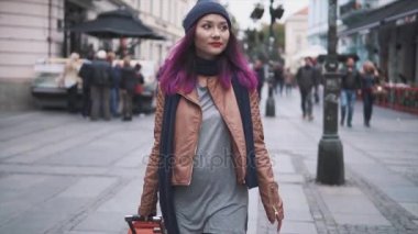 Bagaj ile sokakta yürüyen kız turizm