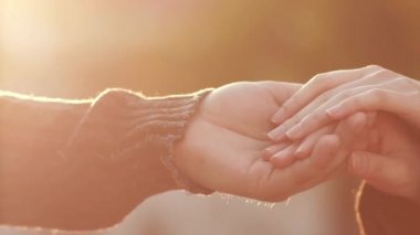 kadının Parmağında nişan yüzüğü