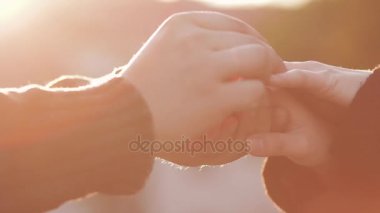 adam kadının parmak nişan yüzüğü yerleştirme