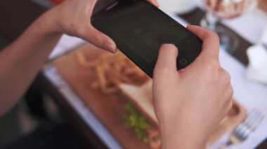 telefonla gıda fotoğraflarını kadın