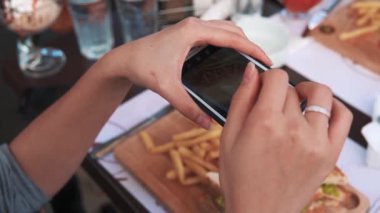 Öğle telefonla çekim kadın