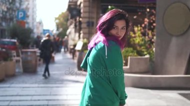 moda gülümseyen kadın poz