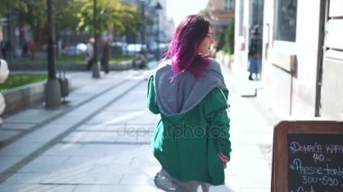 moda gülümseyen kadın eğleniyor