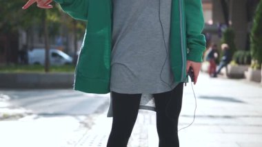 şık kadın müzik açık havada için dinler