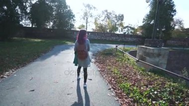 Kız eski parkta yürüyüş