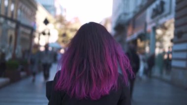 Sokakta eğleniyor mor saçlı kadın