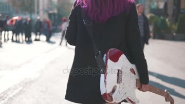 Sıcak kız elektro gitar ile yürüyüş