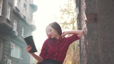 mutlu kadın sokakta Tablet PC'yi kullanma