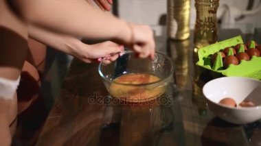 Çıplak Kızlar mutfakta hamur yapma