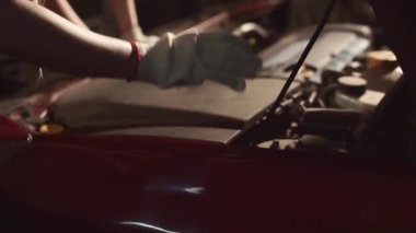 Seksi kadın makinist kaputun üzerinde