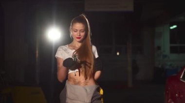 Bir kamera önünde poz seksi kadın makinist