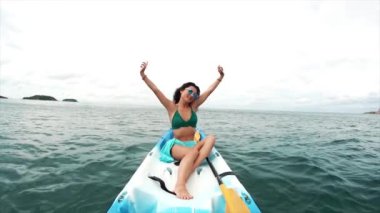 Genç kadın güneş gözlüğü rahatlatıcı bir tekne içinde