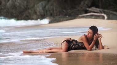 Sahilde genç erotik seksi kadın