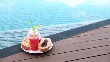 Kokteyl ve meyve Yüzme Havuz kenarında