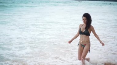 güzel kız plajda bikiniyle çalışır