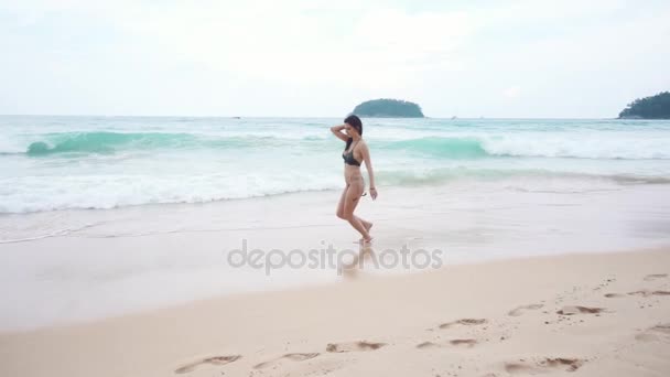 Se En Bikini Largo De Playa Guapa La Chica Lo Corre A thdsQr