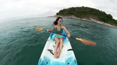 Güzel kadın okyanusta Kayak