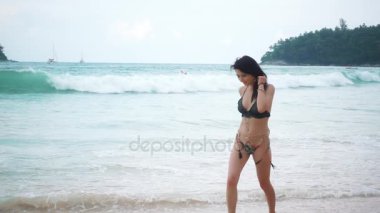 güzel kız plajda yavaş çalışır