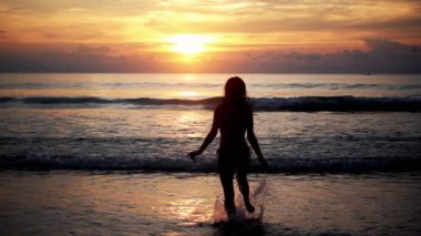 sunset bulvarında denizin üzerinde çalışan kadın siluet